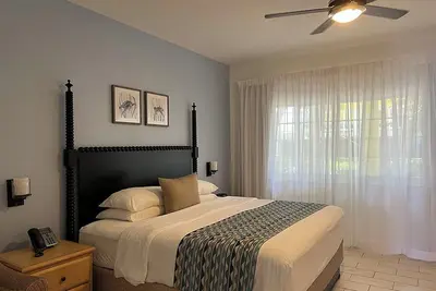Image de Beautiful beach front spacious studio apartment with private oceanfront patio.