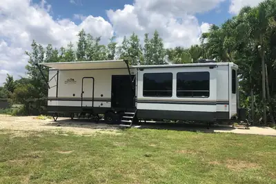 Image de Charming cottage by a beautiful pond in awesome Homestead Redlands.