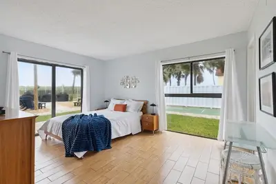 Image de Retro Coastal Ground Floor Corner Unit w/Heated Pool!