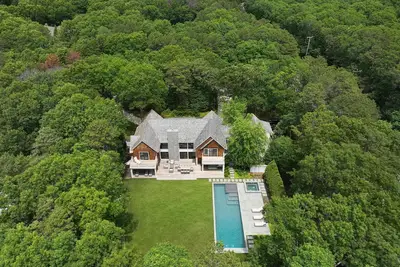 Image de Spacious 7-bedroom house in charming Wainscott walking distance to beach