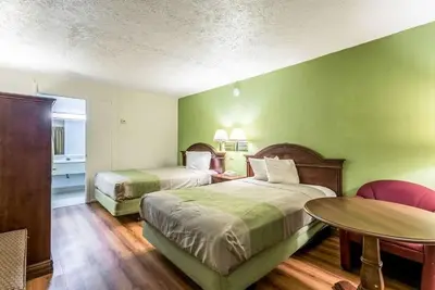 Image de 4 Efficient Rooms w/ Free Breakfast & Pet-Friendly Policies Near Local Parks