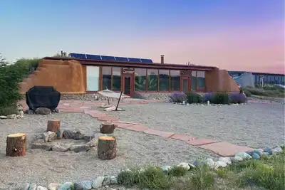 Image de Cozy 1-Br Earthship with Loft