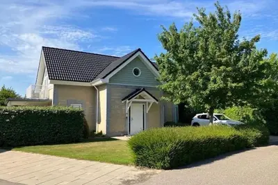 Image de avec piscine Résidence de vacances tout confort