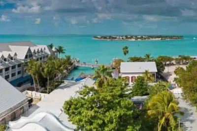 Image de 2| Coconut Mallory | Lux Stay | Pool | Hot Tub