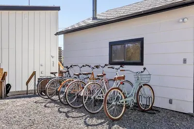 Image de 2 Homes in One! Hot Tub + Bikes + Near Downtown