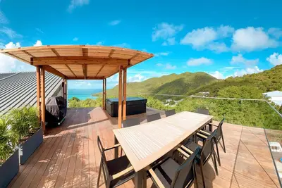 Image de Duplex luxueux avec jacuzzi privé et piscine à débordements