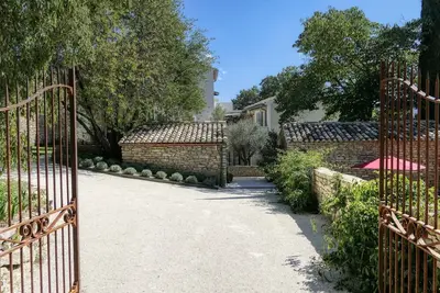 Image de Mas de luxe à Ménerbes : 5 ch, piscine privative, clim, animaux admis, parking
