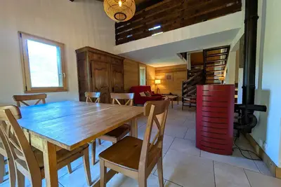 Image de Chalet rénové 12 pers, 5 ch, parking, poêle, sud-ouest