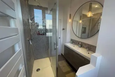 Image de Charming Parisian Hideaway: Stylish Living in Historic Surroundings\n