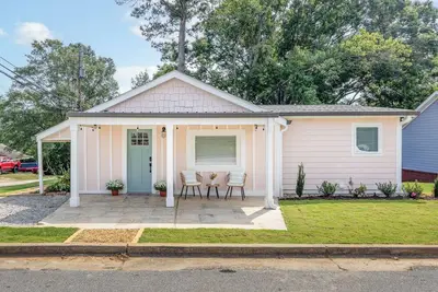 Image de Newly renovated 2 bedroom \/ 2 bath home in downtown Flowery Branch!