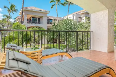 Image de New baths, king bed, open & tranquil pool hot tub