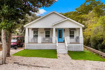 Image de Beach House - What's Up Beach - Pet Friendly, Golf Cart, Seagrove Beach, Slps 8