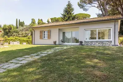 Detached villa, ideal for families\/groups with garden, pool and tennis.