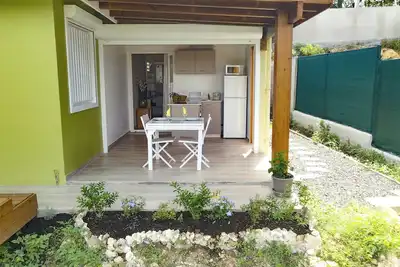 Image de Studio avec piscine et barbecue à 3 minutes des plages de Sainte-Anne