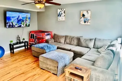 Image de Play & Stay: 3br with Game Room, 15min to Downtown