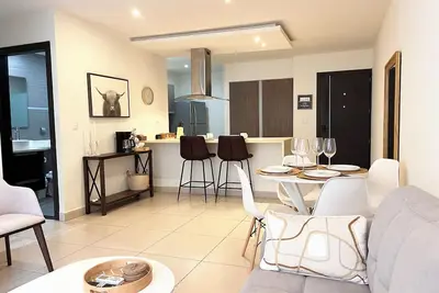 Image de Prime Location 2 Bdr Apt, Pool, Gym, ground floor, Walkable to Everything