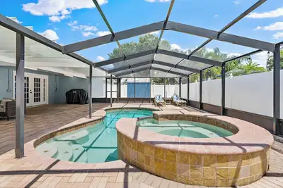 Image de 102nd Pinellas Park home w\/ screened Pool