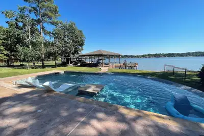 Image de Beautiful 3 bedroom Lake House with pool and Hot Tub on lake Conroe! Lakefront