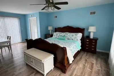 Image de 3Br/2Ba condo one block from the beach, minutes from everything else!
