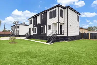 Image de Entire Duplex with 6-beds, Ac, WiFi and a View of Downtown Houston!