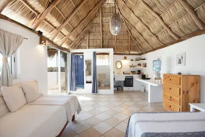 Image de Charming rooftop bungalow 1 block from the beach!