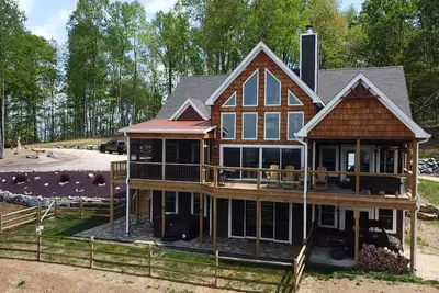 Image de New Listing! 8 miles from Vmi & W&L 5 bedroom house with Views of House mountain