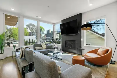 Image de Modern 4br Home, Skyline Views, Prime Location.