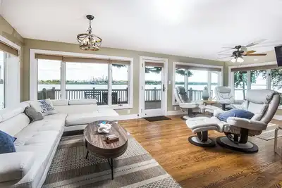 Image de Riverfront 3br w\/ 2 Kings, Hot Tub & Ev Charger