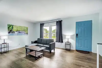 Image de Beautiful Updated 4 Bedroom Home in Huntington, King Bed, Close to University!