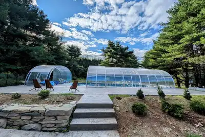 Image de Indoor Pool, 11 yrs hosting, 7 bdrm, Hot Tub, Designer Home, Stunning Kitchen