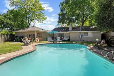 Image de Charming 3-bedroom home with pool in quiet neighborhood