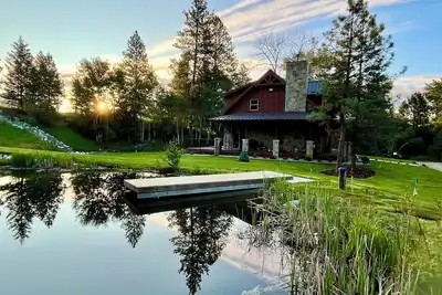 Image de Riverfront Luxury Cabin With Pond And Hot Tub.