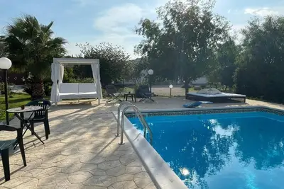 Appartement 'Casa Stefano' avec piscine partagée, terrasse privée et climatisation