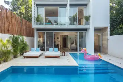 Image de Spacious villa with 5 bedrooms, WiFi, close to shops for up 12 ppl and pool
