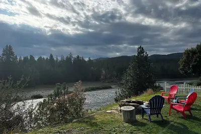 Image de Updated 2-bedroom bungalow overlooking the river with fire pit in Post Falls