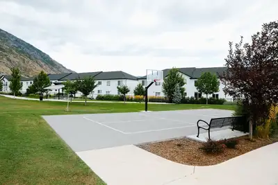 Image de 3-bedroom condo in serene Provo with Ac, Wi-Fi. Enjoy a peaceful getaway