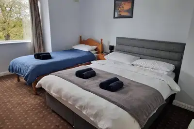Image de 3 Bedrooms - Sleep 7 - Garden - Private Parking