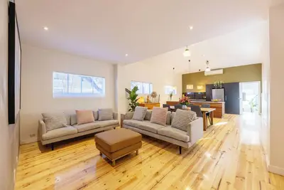 Image de The Warehaus | Spacey, Cool & Comfy