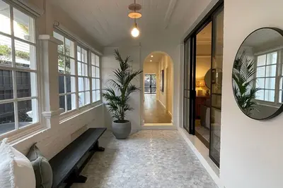 Image de Elwood Elegance + Style - Perfect mix of Coastal Living + Urban City Vibrancy