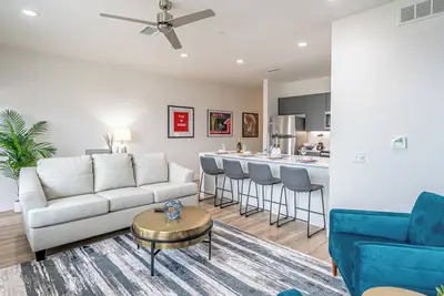 Image de Rambler: Penthouse, Mins to At&T, Private Balcony