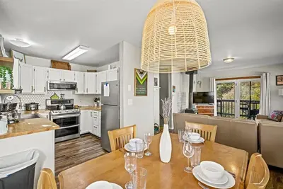 Image de Steps to Hot Springs, Shops, & Trails / 2br Fiber