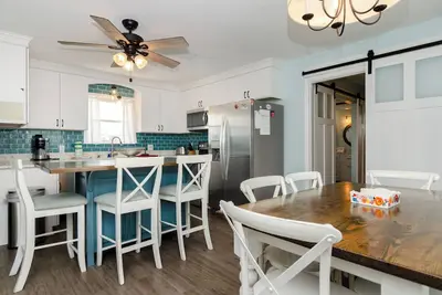 Image de Modern condo with community pool steps from beach!