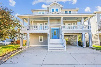 Cb1002-Sound front home with 5 br, 5. 5 ba, a private pool, pier and elevator.
