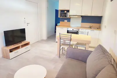 Image de Logement sur tout de ville avec piscine, accès rapide autoroute