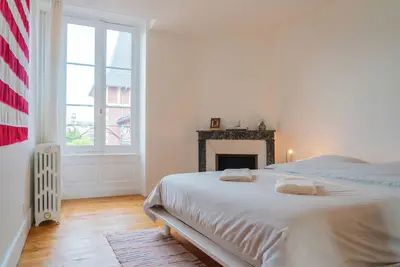 Image de Bel appartement ancien rénové avec 2 chambres 85m2 centre ville Sablon Lecoq