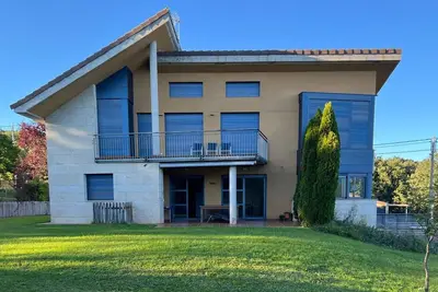 Image de Villa in the mountains in front of a lake.