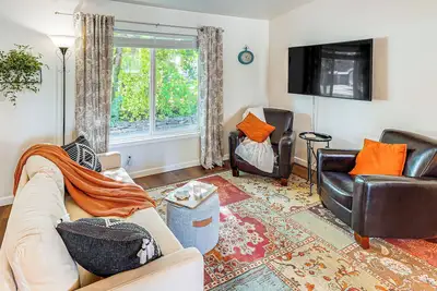 Image de 1 Mi to Tubbs Hill & Lake: Midtown Home w/ Yard!