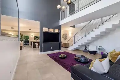 Image de Contemporary Coconut Grove Oasis