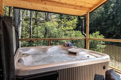 Image de Eagle's Nest - Lakeside Bungalow with A/C and Hot Tub!