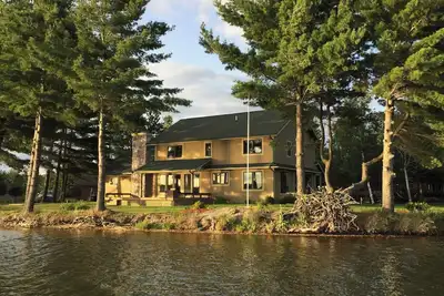 Image de Beautiful Lake House 4 bed 3 bath in Gaylord, Mi. Entire house remodeled!